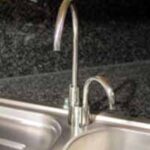 Osmosehahn in Edelstahlspüle